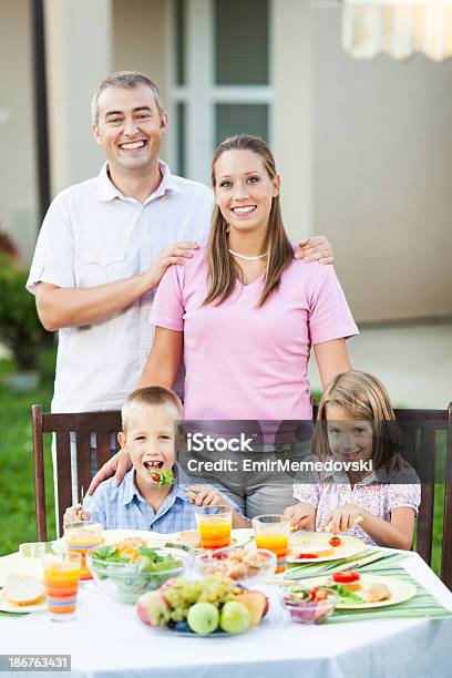 Familienmittagessen Stockfoto und mehr Bilder von 6-7 Jahre - 6-7 Jahre, Beide Elternteile, Blick in die Kamera