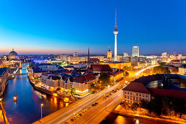 skyline di berlino (germania) con tv tower al crepuscolo - berlin germany architecture bridge germany foto e immagini stock