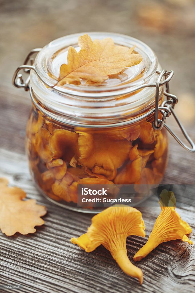 Conservado chanterelles - Foto de stock de Seta Chanterelle libre de derechos