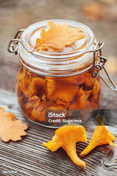 Foto de Cogumelos Em Conserva e mais fotos de stock de Cogumelo Chanterelle - Cogumelo Chanterelle, Em Conserva, Agárico - Amanita