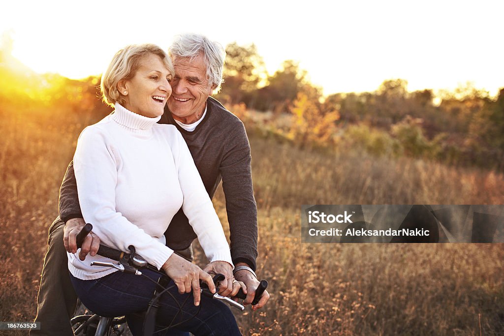 couple Senior à vélo - Photo de Couple senior libre de droits