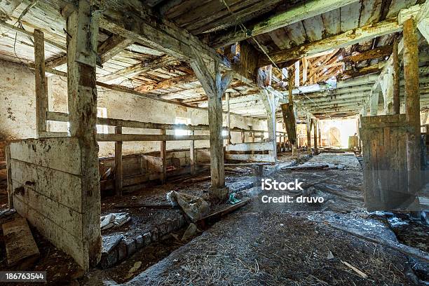 Abbandonato Farm - Fotografie stock e altre immagini di Crollare - Crollare, Fienile, Abbandonato