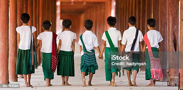 Andiamo A Scuola - Fotografie stock e altre immagini di Vista posteriore - Vista posteriore, Bambino, Educazione