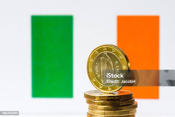 Bandeira Da Irlanda E Euro - Fotografias de stock e mais imagens de Bandeira da Irlanda - Bandeira da Irlanda, Unidade Monetária da União Europeia, Bandeira