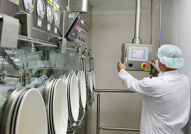 homem máquina de controlar - máquina de manufactura farmacêutica - fotografias e filmes do acervo