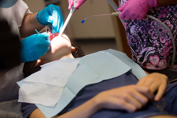 jovem mulher ficando um preenchimento - mouth open dental drill holding doctor - fotografias e filmes do acervo