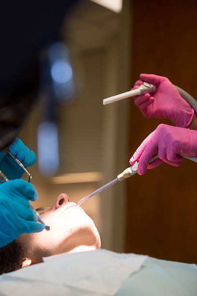 jovem mulher ficando um preenchimento - mouth open dental drill holding doctor - fotografias e filmes do acervo