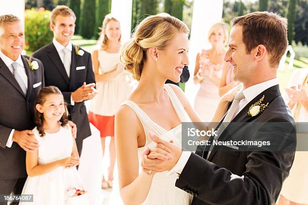 Pareja Bailando Con Los Huéspedes Pueden Aplaudir En Fondo Foto de stock y más banco de imágenes de Bailar