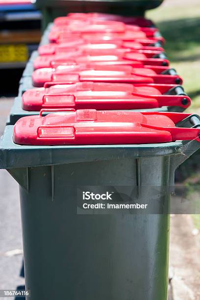 Foto de Detalhe Fileira De Plastick Verde Com Tampas Vermelhas As Latas De Lixo e mais fotos de stock de Coleção