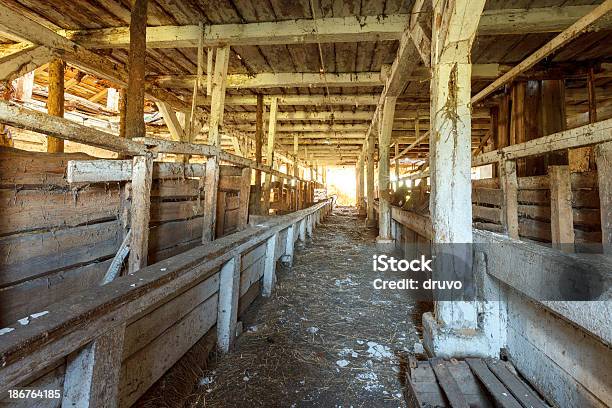 Foto de Abandonado Farm e mais fotos de stock de Abandonado - Abandonado, Acabado, Acidentes e desastres