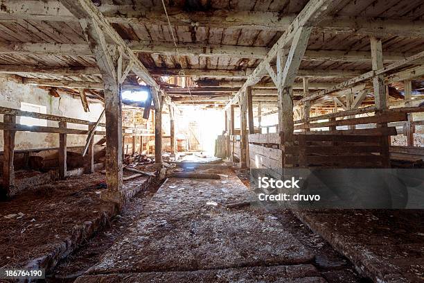 Abandonado Farm Foto de stock y más banco de imágenes de Abandonado - Abandonado, Accidentes y desastres, Agrietado