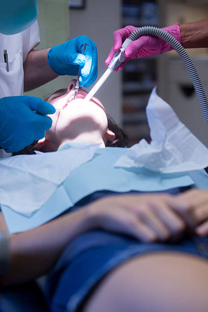 jovem mulher ficando um preenchimento - mouth open dental drill holding doctor - fotografias e filmes do acervo