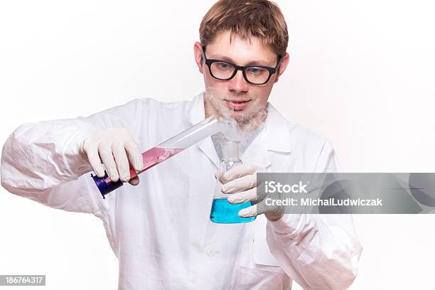 Experimento De Bioquímica Foto de stock y más banco de imágenes de 20-24 años - 20-24 años, Adulto, Agarrar