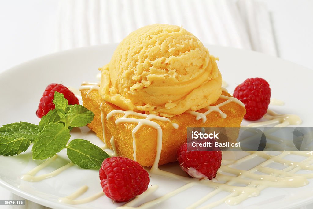 アプリコットのアイスクリームとカスタードクリームケーキ - アイスクリームのロイヤリティフリーストックフォト