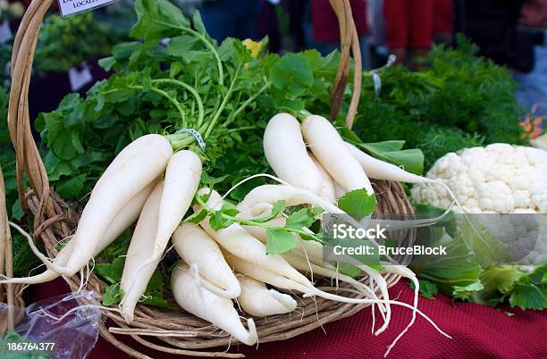 Daikon Rábano Foto de stock y más banco de imágenes de Blanco - Color - Blanco - Color, Brécol, Cesta