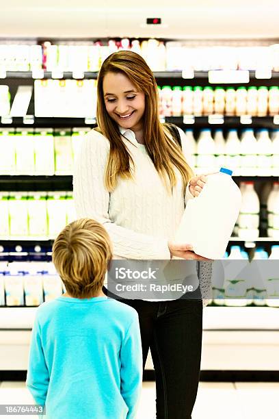 Felice Madre E Figlia Shopping Nel Supermercato Per Latte - Fotografie stock e altre immagini di 6-7 anni