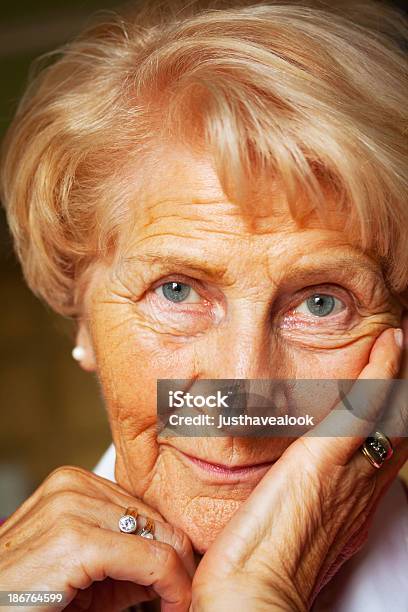 Sorridente Senior - Fotografie stock e altre immagini di Adulto - Adulto, Composizione verticale, Donne