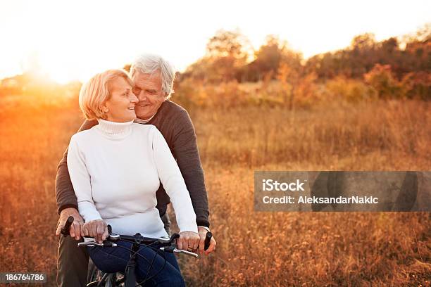 年配のカップルに自転車 - 2人のストックフォトや画像を多数ご用意 - 2人, 60代, アクティブシニア