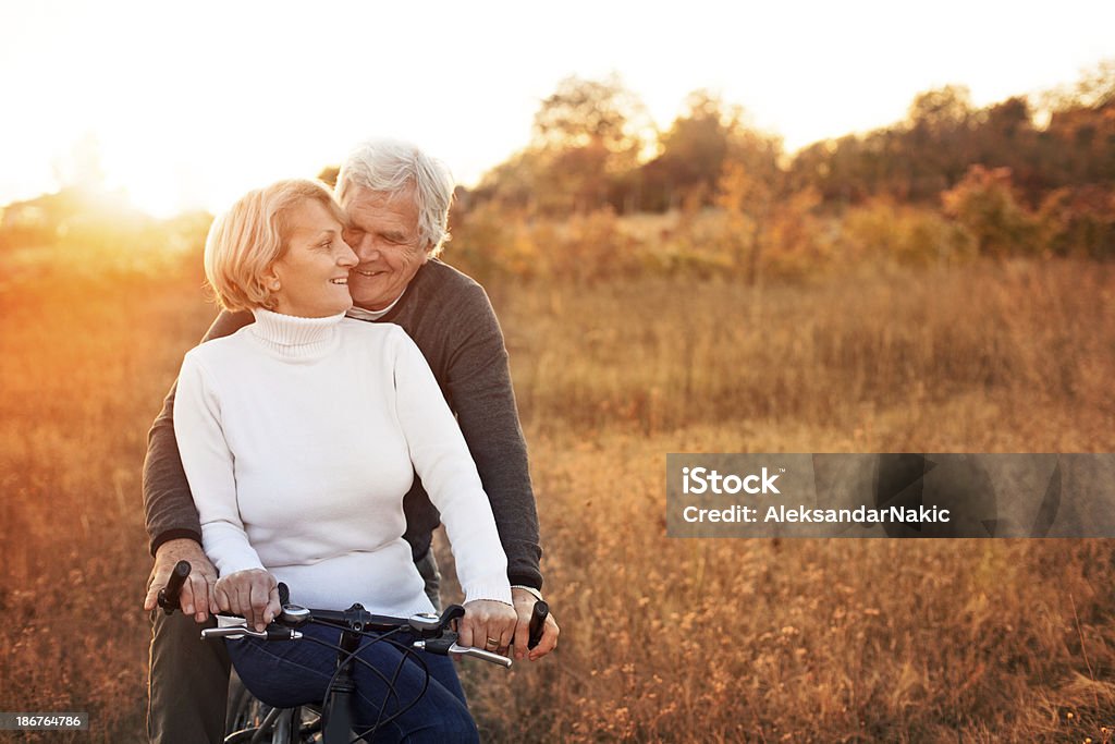 Casal sênior em uma bicicleta - Foto de stock de 60 Anos royalty-free