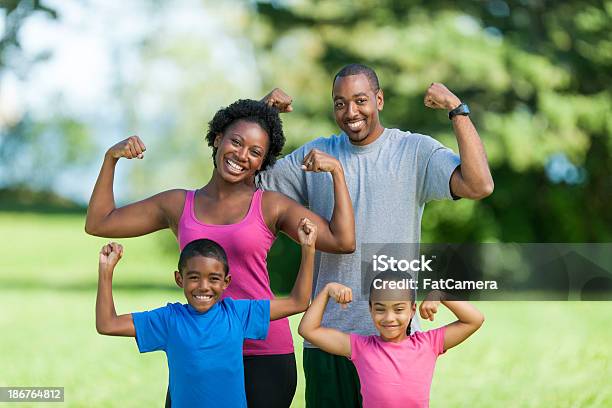 Família Afroamericana - Fotografias de stock e mais imagens de Família - Família, Exercitar, Fazer Músculo