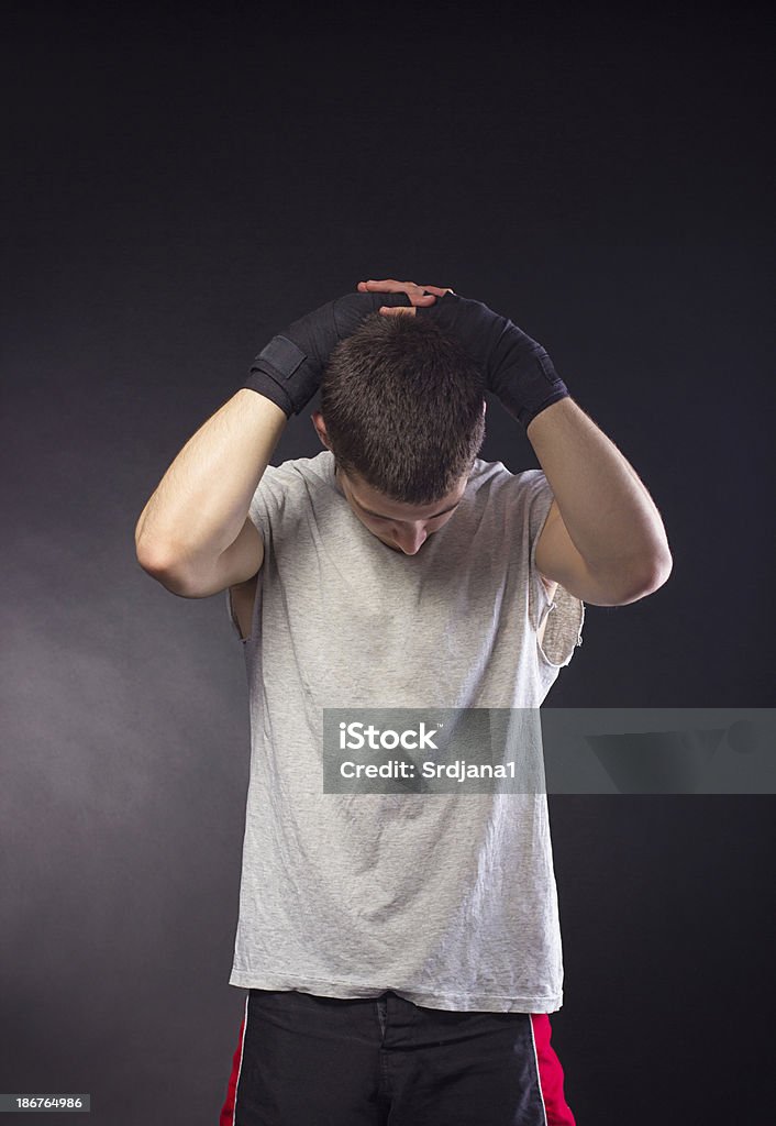 Schöne männliche boxer mit Bandagen, stretching - Lizenzfrei Asiatischer Kampfsport Stock-Foto