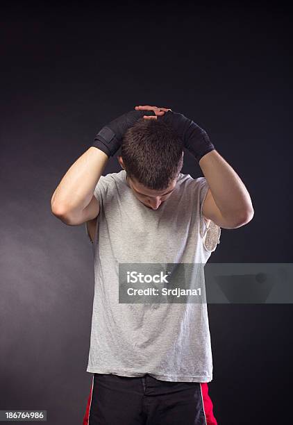 Schöne Männliche Boxer Mit Bandagen Stretching Stockfoto und mehr Bilder von Asiatischer Kampfsport - Asiatischer Kampfsport, Athlet, Bandage