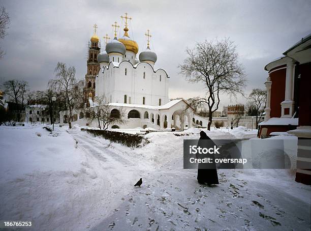 Ruso Escena De Invierno Foto de stock y más banco de imágenes de Tercera edad - Tercera edad, Babushka, Convento