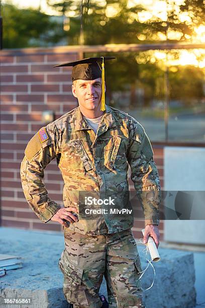 American Soldier Con Sombrero De Graduación Foto de stock y más banco de imágenes de 30-39 años - 30-39 años, Adulto, Adulto de mediana edad