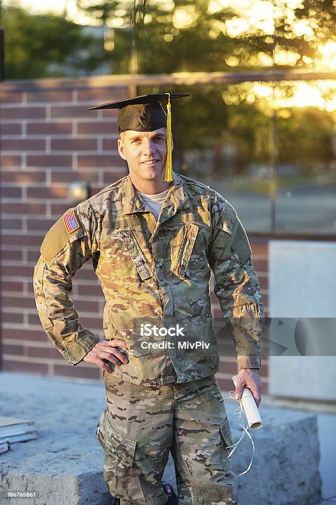 Soldato americano con cappello di laurea - Foto stock royalty-free di Abbigliamento mimetico