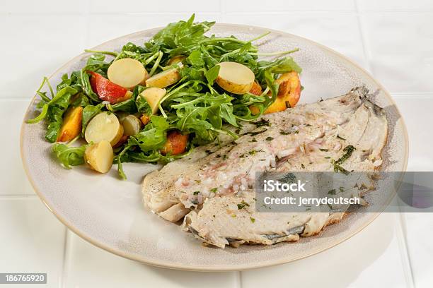 Gebratene Forelle Zum Abendessen Mit Rucolasalat Stockfoto und mehr Bilder von Braun - Braun, Fingerkartoffel, Fische und Meeresfrüchte