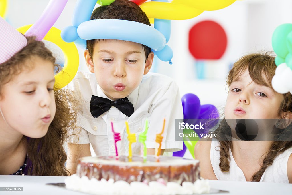 Веселый детей послать день рождения свечи. - Стоковые фото 6-7 лет роялти-фри