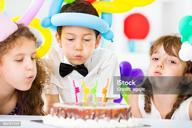 Веселый Детей Послать День Рождения Свечи — стоковые фотографии и другие картинки 6-7 лет - 6-7 лет, Белый, В помещении