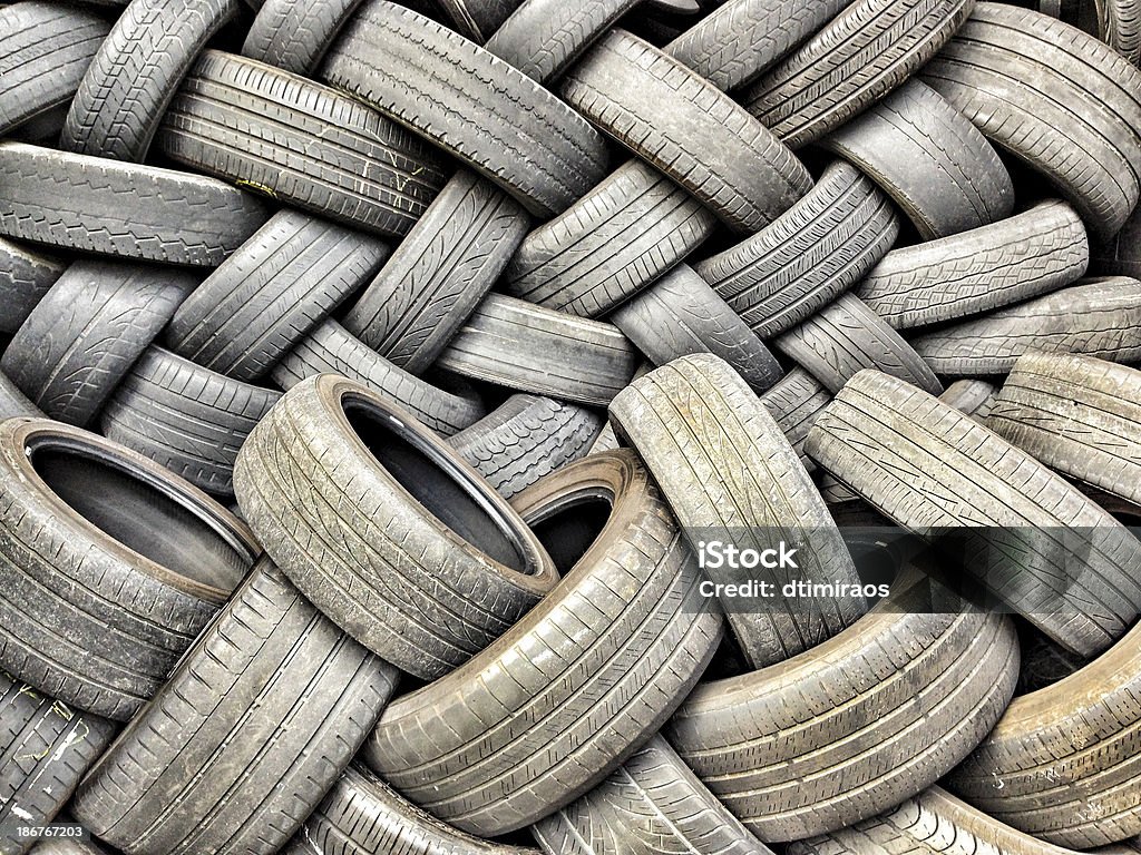 Gli pneumatici utilizzati - Foto stock royalty-free di Composizione orizzontale