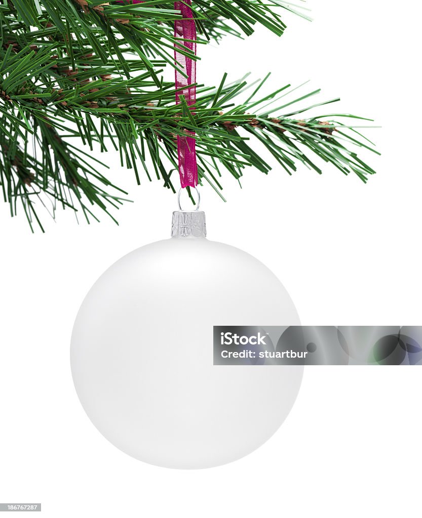 Blanco colgado Bauble - Foto de stock de Adorno de navidad libre de derechos