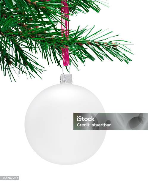 Blanco Colgado Bauble Foto de stock y más banco de imágenes de Adorno de navidad - Adorno de navidad, Blanco - Color, Celebración - Acontecimiento