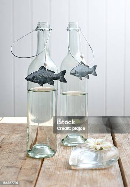 Flaschen Wasser Mit Fischen Dekoration Auf Hölzerne Picknicktisch Stockfoto und mehr Bilder von Dekoration