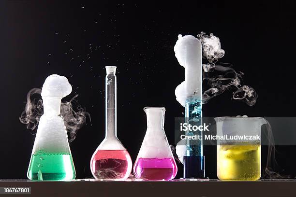 Foto de Reação Química e mais fotos de stock de Reação Química - Reação Química, Proveta, Colorido