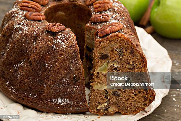 Photo libre de droit de Applesauce Gâteau Au Rhum Et Aux Raisins Secs banque d'images et plus d'images libres de droit de Pâtisserie - Pâtisserie, Glace au rhum et aux raisins secs, Purée de pommes