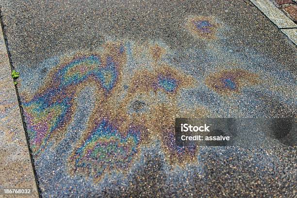 Загрязнение Воды И На Асфальте Street — стоковые фотографии и другие картинки Бензин - Бензин, Запачканный, Почва