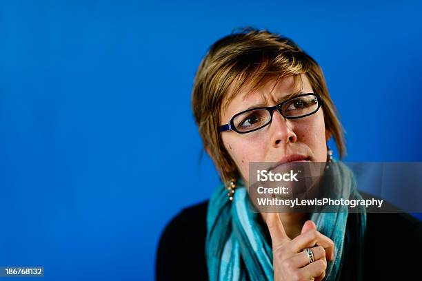 Foto de Pensando Feminino e mais fotos de stock de Azul - Azul, Contemplação, Echarpe