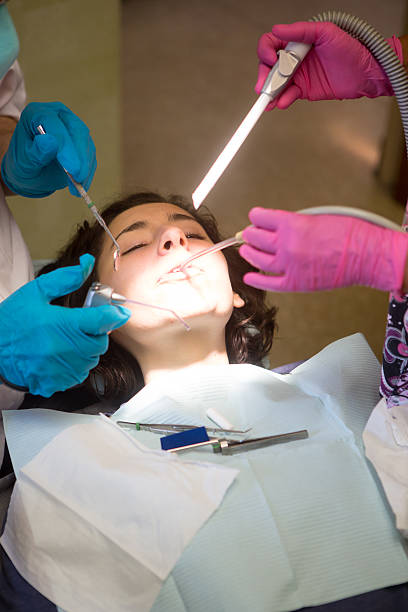 mujer joven obtener un llenado - mouth open dental drill holding doctor fotografías e imágenes de stock