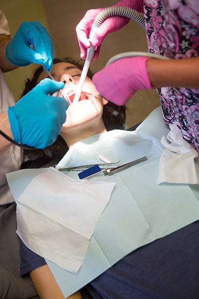 молодая женщина, получение заполнения - mouth open human teeth doctor dental drill стоковые фото и изображения