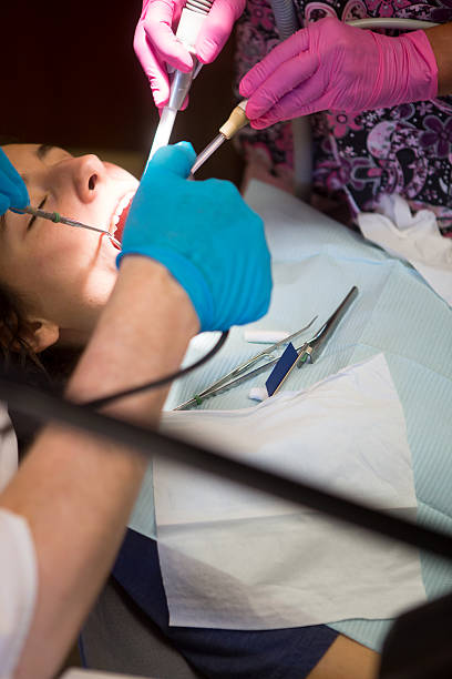 jovem mulher ficando um preenchimento - mouth open dental drill holding doctor - fotografias e filmes do acervo