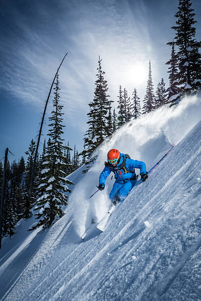 skifahren im pulverschnee - skiing powder snow flash snow stock-fotos und bilder