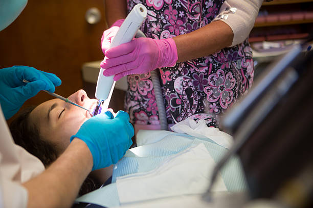 молодая женщина, получение заполнения - mouth open human teeth doctor dental drill стоковые фото и изобр�ажения