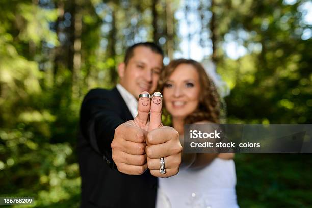 Alianças De Casamento - Fotografias de stock e mais imagens de 25-29 Anos - 25-29 Anos, Acessório, Adulto