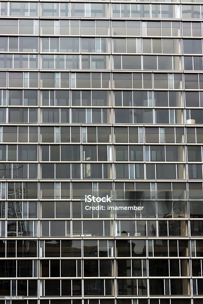 Primo piano edificio alto ufficio moderno con parete in vetro e windows - Foto stock royalty-free di A forma di blocco