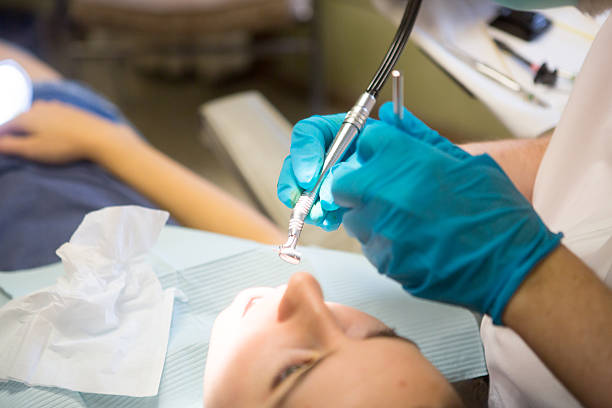 jovem mulher ficando um preenchimento - mouth open dental drill holding doctor - fotografias e filmes do acervo