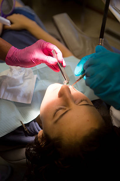 jovem mulher ficando um preenchimento - mouth open dental drill holding doctor - fotografias e filmes do acervo