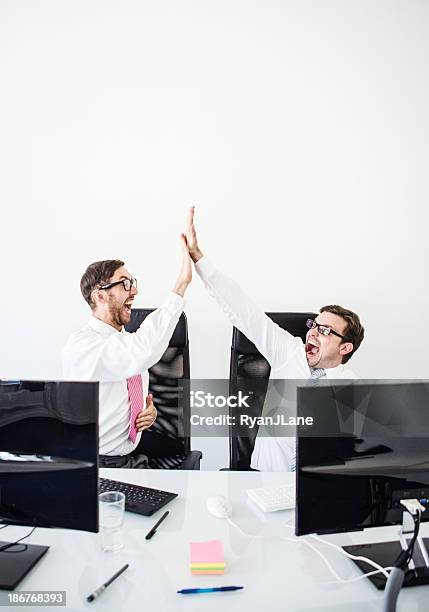 Celebração De Negócios De Sucesso - Fotografias de stock e mais imagens de Escritório - Escritório, Dar Mais Cinco, Dispersa